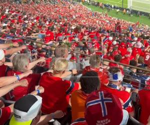 El ambiente en el estadio fue impulsado por los aficionados de la marea roja, cuyo característico gesto de remar en barcas vikingas fue replicado por los propios jugadores al finalizar el encuentro.