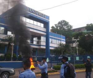 Los simpatizantes del partido Libertad y Refundación (Libre) nuevamente exigieron la renuncia del titular de Banhprovi y denunciaron masivos despidos contra colectivos.