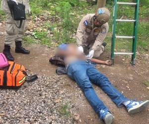 Un elemento del Cuerpo de Bomberos de Honduras toma los signos vitales, comprobando que ya estaba sin vida.