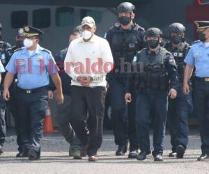 Juan Carlos “El Tigre” Bonilla cuando caminaba para abordar la aeronave en la que fue extraditado a Estados Unidos.