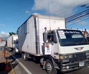 Desde muy tempranas horas de este lunes y bajo un resguardo militar, fueron retornados a las bodegas del Instituto Nacional de Formación Profesional (Infop) los camiones que transportaban material electoral tras el desarrollo de las elecciones.