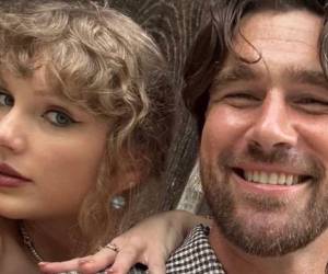Un invitado a la boda de Taylor Swift y Travis Kelce reveló al Daily Mail la frase exacta que el jugador de los Kansas City Chiefs pronunció durante el intercambio de votos y que provocó las lágrimas de la cantante frente a los casi 1,000 invitados reunidos en el Madison Square Garden.