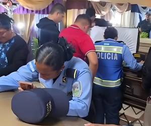 La imagen refleja el dolor que se vive este jueves en la sala, donde son velados en Danlí, cinco de los siete policías que murieron el 17 de junio en El Rodeo, Comayagua, tragedia que enluta a la Policía Nacional. A continuación la información de dónde serán sepultados cada uno de los agentes caídos.
