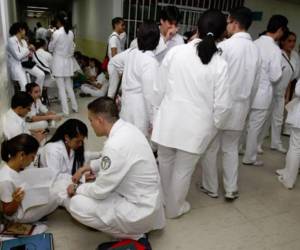 De acuerdo al Colegio Médico de Honduras, en el país hacen falta más de 18,000 médicos para lograr los parámetros de la Organización Mundial de la Salud.