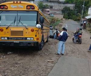 Tras medio año del colapso de la caja puente que conecta con la Reynel Fúnez y otras colonias vecinas, residentes aseguran que solo existe un paso provisional.