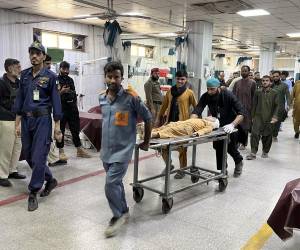 La tragedia ocurrió durante las clases en la ciudad de Peshawar, donde el techo de un centro educativo privado colapsó y dejó a varios estudiantes y docentes atrapados bajo los escombros.