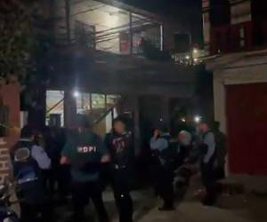 Hasta la zona del atentado mortal llegaron varios elementos de la DPI para iniciar con el levantamiento de indicios en la escena.