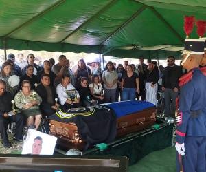 En el cementerio San Miguel Arcángel de Tegucigalpa, fue sepultado en comisario póstumo Lester Josué Amador Herrera, donde estuvieron presente familiares, amigos y miembros de la cúpula policial.