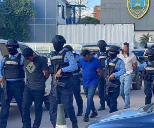 Cuatro integrantes de la Policía Nacional (PN), tres de ellos asignados al Centro de internamiento para menores infractores Jalteva, fueron capturados este miércoles -10 de diciembre- por suponerlos responsables de secuestrar y allanar la vivienda de un testigo protegido.