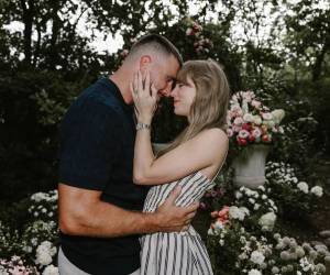 La boda de Taylor Swift y Travis Kelce ha pasado por tantas versiones públicas que parece un álbum con múltiples ediciones. Cuando la cantante le confirmó a Graham Norton en octubre de 2025 que la celebración iba a ser enorme, nadie imaginó que meses después los mismos círculos cercanos a la pareja estarían hablando de algo mucho más reducido.