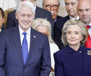 Antes de defender su inocencia, Clinton tuvo unas palabras para su esposa cuestionando al comité de haberla citado pese a que ella no tenía nada que ver con Jeffrey Epstein.