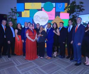 La junta directiva de Osovi junto con la ganadora del Premio Quetglas y los dos finalistas.