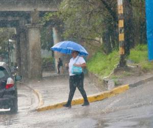 Una vaguada en superficie sobre el territorio nacional continuará generando condiciones nubosas, lluvias y chubascos débiles a moderados, acompañados de actividad eléctrica aislada, durante este martes 20 de octubre, según la Secretaría de Gestión de Riesgos y Contingencias (Copeco).