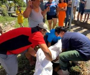 De acuerdo con la información preliminar, ambos se transportaban en una motocicleta cuando fueron embestidos por un taxi que se dirigía desde Tegucigalpa hacia el departamento de Copán.