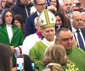 En redes sociales y en medios especializados en el Vaticano una imagen se ha viralizado en las últimas horas: la de dos monaguillas que asistieron a León XIV en la misa dominical que ofreció en la parroquia de Ostia. Aquí las imágenes que dejó la misa.
