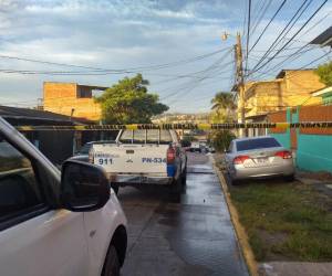 El cuerpo sin vida de la mujer quedó tirado entre el extremo de una calle y la acera de la colonia Torocagua de la capital hondureña.