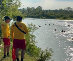 Elementos del Cuerpo de Bomberos durante la recuperación del cuerpo en el río Chamelecón, en Cofradía.