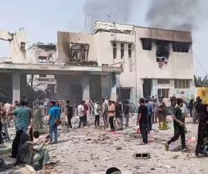 Las labores de socorro y la retirada de escombros por parte de los trabajadores humanitarios continúan en el centro educativo.