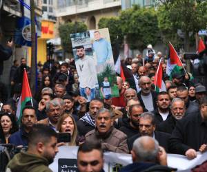 Protesta este miércoles en Ramala, Cisjordania, contra la ley que establece la pena de muerte por horca para palestinos acusados por Israel de terrorismo. La ley, aprobada el lunes por el Parlamento israelí, está diseñada para que los palestinos de Cisjordania ocupada que perpetren un asesinato “con la intención de negar la existencia del Estado de Israel” sean condenados, de forma automática y por un tribunal militar israelí, a la pena capital.