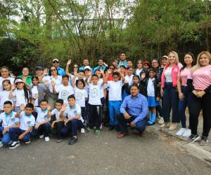 Estudiantes y docentes de los centros educativos en compañía del personal de la UMAPS y la AMDC.