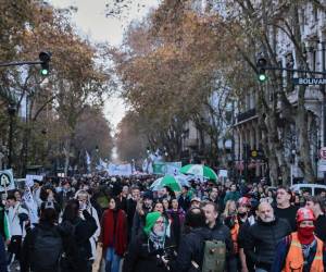 Miles marchan este miércoles para expresar su malestar por la condena de Cristina Fernández, durante la protesta que cada semana realizan los jubilados en reclamo de una mejora de sus condiciones, a la que también se adhirieron docentes y médicos.