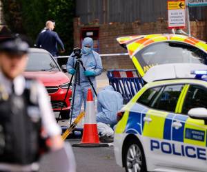 Forenses y entes de investigación llegaron hasta el noreste de Londres donde se registró un apañalamiento contra dos miembros de la comunidad judía. Aquí las imágenes.