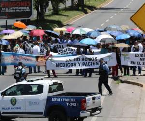 Entre las principales exigencias destacan el cese inmediato de despidos, el reintegro de médicos separados de sus cargos, el pago de salarios adeudados y la firma de contratos pendientes.