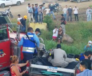 A pesar del fuerte econtronazo entre un vehículo tipo paila y una rastra. El conductor sobrevivió al accidente vial.