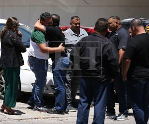Familiares y amigos se congregan en la funeraria Confía de La Alameda para dar el último adiós a tres miembros de una misma familia, vecinos de la colonia Torocagua, fallecidos en el accidente en Quimistán. Se trata del velorio de <b>Javier Deras Zelaya</b>, su madre <b>Rita Francisca Zelaya</b> y <b>Yarely Rodríguez</b>, esposa de Javier.