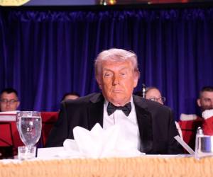 Un oficial de la División Uniformada del Servicio Secreto fue alcanzado por una bala, pero su chaleco antibalas evitó heridas mortales.