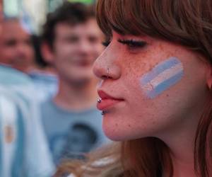 Con camisetas, banderas de todos los tamaños y bombos, miles de argentinos llenaron el parque Mill Creek, en Kansas, en un banderazo que quedará en el recuerdo de quienes participaron y de quienes se acercaron a observarlo. Argentina se enfrenta a Argelia en el Mundial 2026.