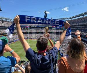 Aficionados franceses y senegaleses convierten los alrededores y la gradería del MetLife Stadium en una colorida fiesta mundialista. Aquí las imágenes del emocionante encuentro.