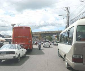 La primera entrada al Mercado Zonal Belén es uno de los más de ocho puntos con eterno caos: los conductores aplican la ley del más fuerte, las rutas interurbanas provocan tráfico, las aceras están invadidas y las personas cruzan la calle mientras esquivan vehículos.