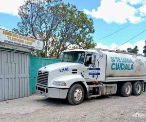La distribución de agua por la AMDC beneficia a instituciones, aunque en zonas altos de la capital la escasez obliga a comprar barriles caros.