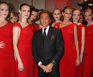 El rojo en el mundo de la moda tiene un nombre: el del diseñador italiano Valentino. El carismático estilista, fallecido este lunes en Roma a los 93 años, forjó un imperio de la moda con su nombre, y elevó ese color a lo más alto de la costura, tanto, que existe el 'rojo Valentino'.