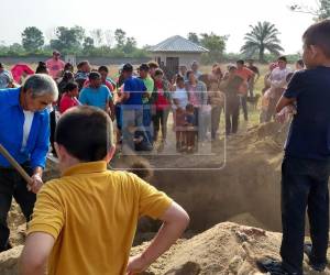 Una escena desgarradora es lo que viven este viernes pobladores de la comunidad de Rigores, Trujillo en el departamento de Colón, donde 19 personas fueron asesinadas brutalmente en una masacre registrada en la mañana del 21 de mayo. Aquí las dolorosas imágenes.