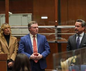 Ahora enfrenta cargos que podrían llevarlo a pena de muerte mientras permanece bajo vigilancia especial antisuicidio.