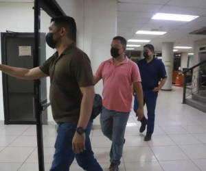 Durante la audiencia inicial, el MP habría presentado 24 medios de prueba, entre ellos análisis periciales de las sustancias decomisadas, actas de decomiso, análisis forenses de videos de vigilancia y declaraciones de testigos protegidos.