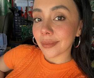 Cámaras de seguridad grabaron el momento en que Daniela Ramos fue asesinada por hombres desconocidos la noche del sábado, tras recibir varios disparos en Roatán, Islas de la Bahía.