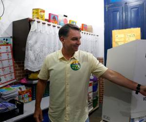 Flávio Bolsonaro, hijo del expresidente Jair Bolsonaro, es el principal candidato opositor en las elecciones presidenciales de Brasil.