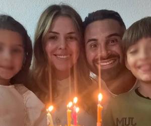 El futbolista argentino Lucas Trejo sigue buscando a su familia luego de que desapareciera tras el colapso del edificio donde residían en Playa Grande, La Guaira, una de las zonas más afectadas por los terremotos de magnitud que sacudieron Venezuela.
