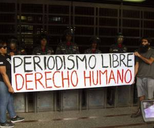 Periodistas venezolanos exigen libertad de presos y prensa para una democracia real.