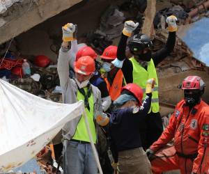Equipos de rescate permanecen desplegados entre los escombros de inmuebles afectados en La Guaira.