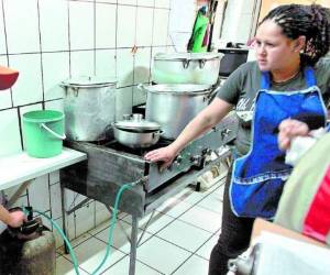 Para los vendedores de comida que utilizan este derivado del petróleo, el aumento de más de 10 lempiras les incrementa los costos y les reduce las ganancias, aseguran.