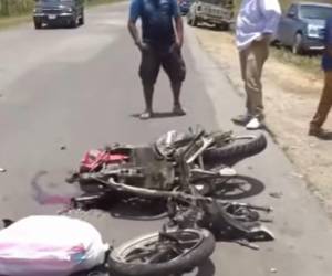 Familiares de la víctima llegaron a la escena consternados por lo ocurrido y realizaron el reconocimiento del cuerpo en el lugar del accidente.