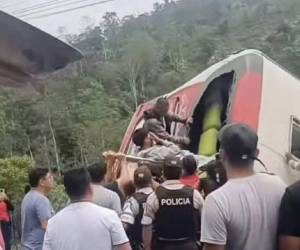 El siniestro se produjo por la tarde en el kilómetro 63 de la vía Alóag - Santo Domingo, que conecta la costa con la zona andina del país, de acuerdo a información oficial.
