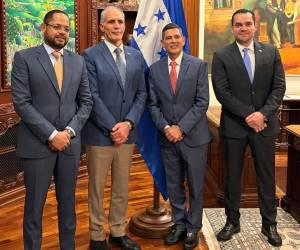 El presidente Nasry Asfura junto a los presidentes de los otros poderes del Estado y varios funcionarios se reunieron la noche del 18 de septiembre.