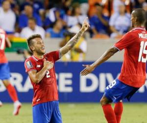 El defensor Francisco Calvo celebra con Roy Miller en una celebración de la Selección de Costa Rica. Foto:AFP