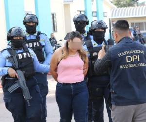 Una mujer de 38 años, conocida en el mundo criminal como La Santera fue capturada por agentes de la Dirección Policial de Investigaciones (DPI) en la colonia Cañada del Distrito Central, como presunta implicada en el asesinato de Isaac Ponce Elvir, un menor de 17 años que fue ultimado el 6 de agosto de 2021.