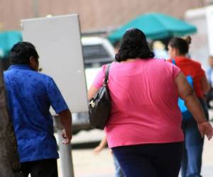 Estados Unidos ordena negar residencia a extranjeros con problemas de salud como la obesidad.